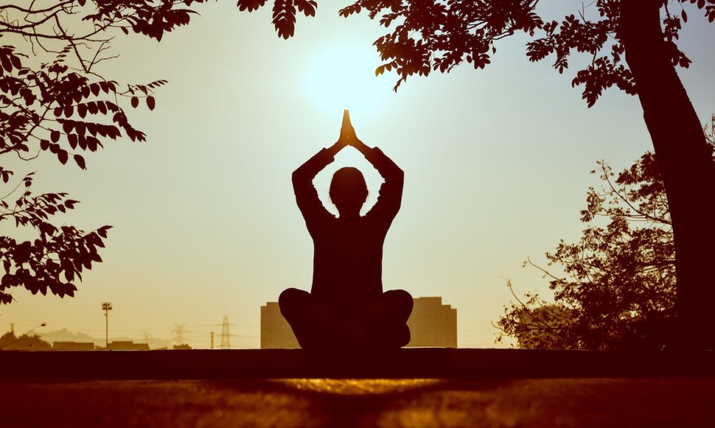 Yoga hilft dabei, den Körper mit Bewegung zu entspannen. 